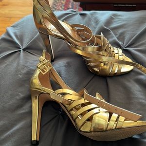 Gold Vince Camuto open toed heels. Approx 4 inch heels.
